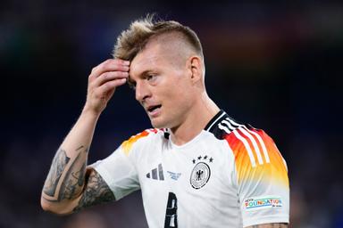 Choáng với kĩ năng chuyền bóng của Toni Kroos