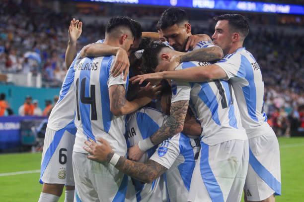 Argentina 2-0 Peru: Không thể cản Martinez